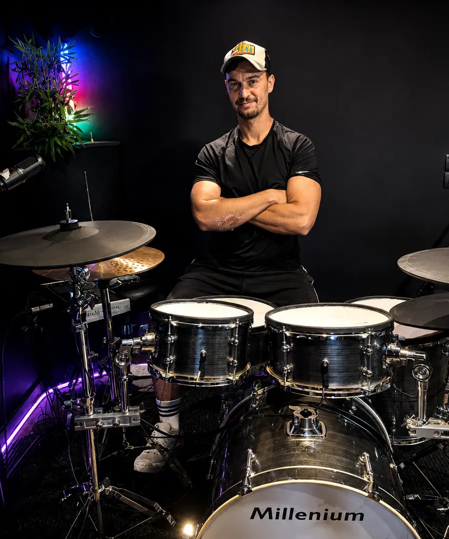Guillaume Bex derrière sa batterie